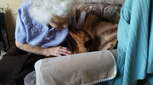 anciana y perro