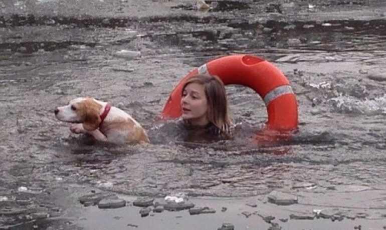 una chica se tira a un lago congelado para salvar a un perro