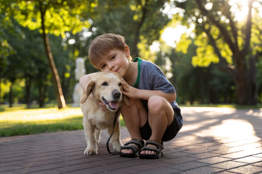 por qué es importante enseñar a tu hijo a acariciar a un perro